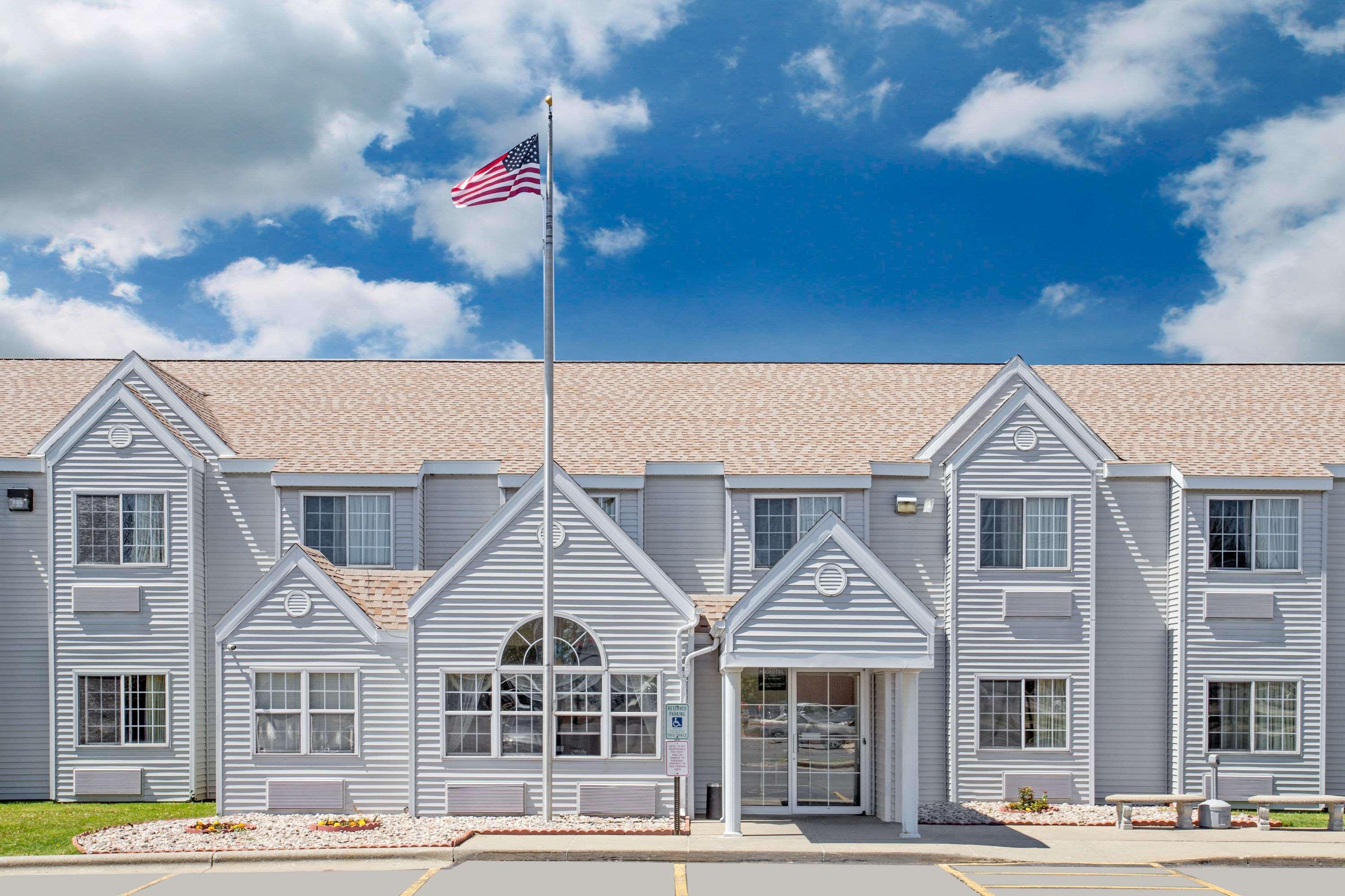 Microtel Inn By Wyndham Janesville Exterior photo